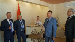 В рамках республиканского семинара-совещания на тему «Актуализация методов и форм работы с населением на местном уровне» Министр юстиции Сергей Хоменко посетил службу «одно окно» Минского райисполкома