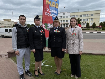 Cотрудники отдела принудительного исполнения Дзержинского района поучавствовали в необычной патриотической акции “Ленточка Победы”, повязав зелёную ленточку на праздничны арт-объект, расположенный в центре города Дзержинска, установленный к 80-летию