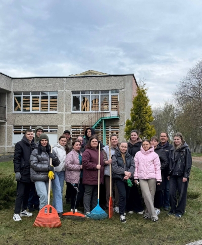 В рамках республиканского субботника сегодня руководство и сотрудники главного управления юстиции Миноблисполкома наводили порядок в здании главного управления и на территории, принадлежащей главному управлению юстиции.