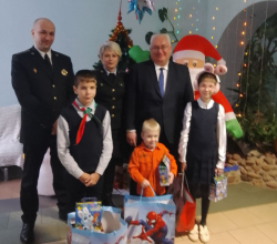 В рамках новогодней благотворительной акции «Наши дети» представители главного управления юстиции Минского облисполкома посетили ГУО «Дзержинский районный социально-педагогический центр»