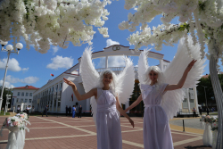 В г. Молодечно открыли ЗАГС. Молодоженов встречали Купидоны